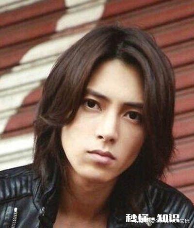 一个假期不理发的男生，你们还能坚持多久任由头发肆意生长，还是准备换个新发型