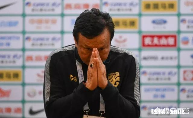 国足0-1输泰国队,进攻时有三名队员场上散步,将养生足球进行到底,你怎么看