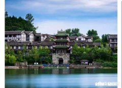 上联：富在深山有人问，如何对下联