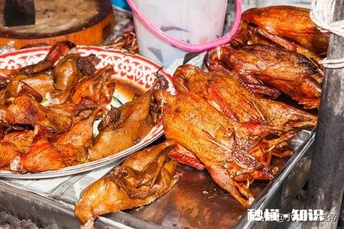 菜市里的烧鸭为什么看起来那么鲜艳