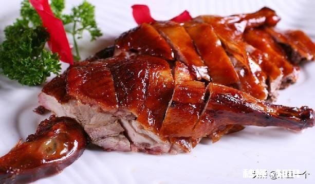 菜市里的烧鸭为什么看起来那么鲜艳