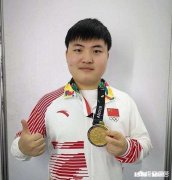 UZI家中荣誉墙曝光，奖杯多到摆不下，桌上惊现“诡异道具”，细思极恐，你有何看法