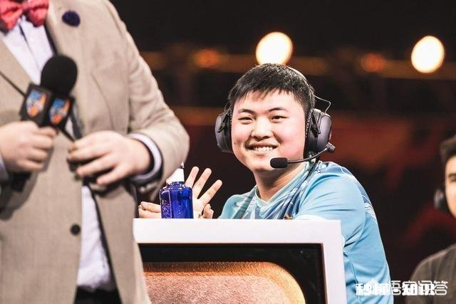 UZI家中荣誉墙曝光,奖杯多到摆不下,桌上惊现“诡异道具”,细思极恐,你有何看法