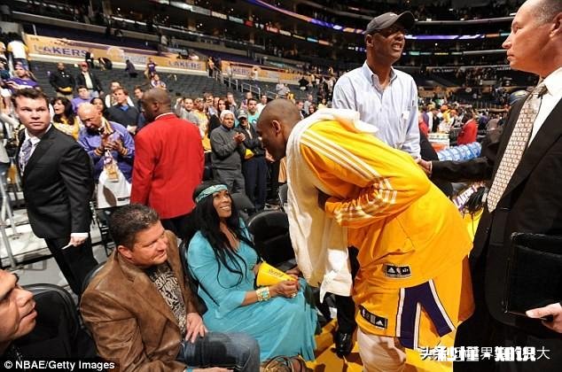 为什么当初科比要告她母亲这是一种什么行为