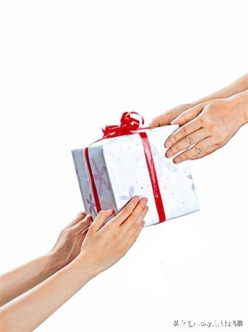 每次一千元左右 男朋友妈妈总送我礼物，我还在上学没收入，怎样做合适呢