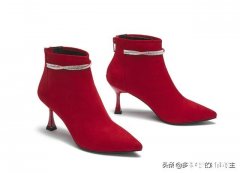 红色羽绒服配什么颜色鞋子