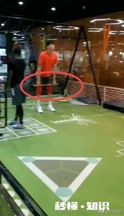 周琦开练再遭嘲讽，网友:这样的杠铃我一口气可以吃十个，你怎么评价