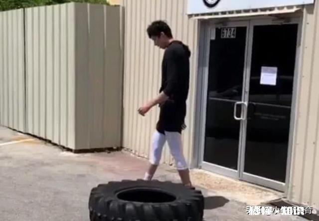 周琦开练再遭嘲讽，网友:这样的杠铃我一口气可以吃十个，你怎么评价