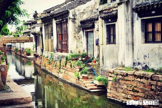 文旅特色小镇营收创新高，如何解决打造文旅特色小镇中遇到的问题