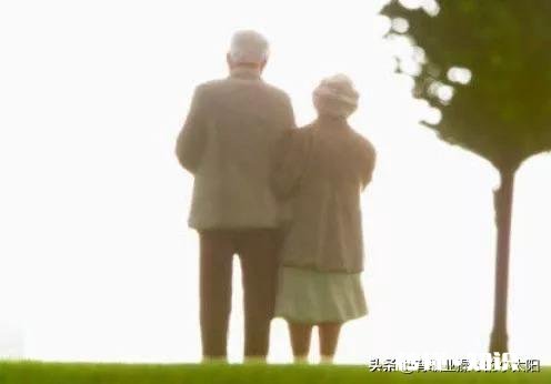 南宁一男子杀害父母在境外落网，其父亲为律师，母亲为大学教授，还有哪些信息值得关注