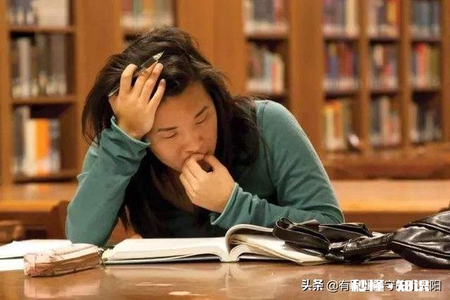 南宁一男子杀害父母在境外落网，其父亲为律师，母亲为大学教授，还有哪些信息值得关注