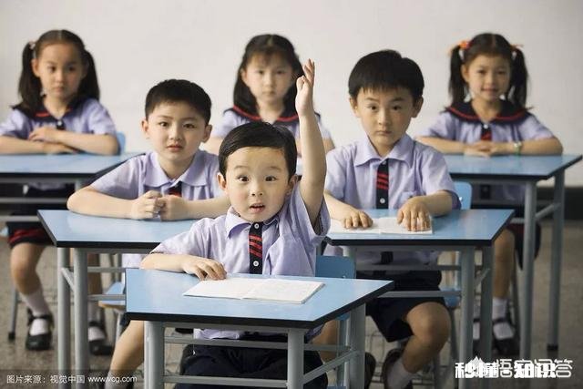 参加学校公开课的时候，孩子拼命举手十几次没被叫到，他同桌却被叫了两次，这是为什么