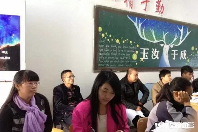 参加学校公开课的时候，孩子拼命举手十几次没被叫到，他同桌却被叫了两次，这是为什么