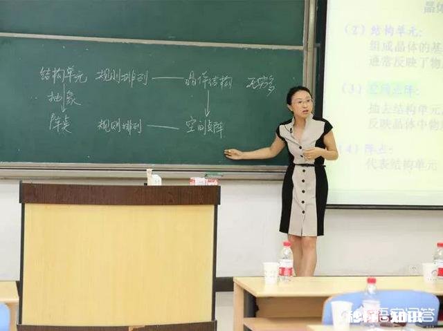 参加学校公开课的时候，孩子拼命举手十几次没被叫到，他同桌却被叫了两次，这是为什么