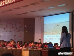 参加学校公开课的时候，孩子拼命举手十几次没被叫到，他同桌却被叫了两次，这是为什么