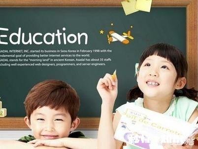 参加学校公开课的时候，孩子拼命举手十几次没被叫到，他同桌却被叫了两次，这是为什么