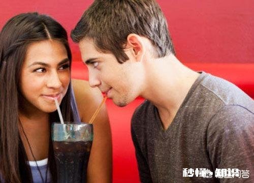 一个女人主动示爱，却又和所谓异性好友暧昧不断，这种女人能接受吗