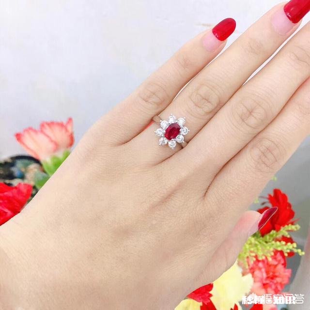 很久没给妈妈买礼物今年送花还是送项链，衣服，送创意蛋糕，还是手动礼物，你有建议吗