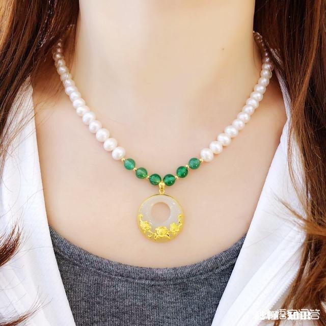 很久没给妈妈买礼物今年送花还是送项链，衣服，送创意蛋糕，还是手动礼物，你有建议吗