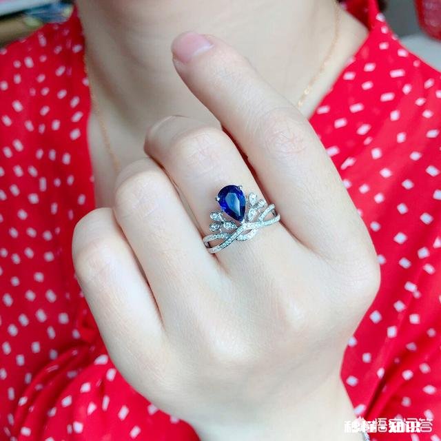 很久没给妈妈买礼物今年送花还是送项链，衣服，送创意蛋糕，还是手动礼物，你有建议吗