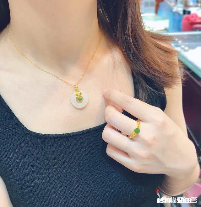 很久没给妈妈买礼物今年送花还是送项链，衣服，送创意蛋糕，还是手动礼物，你有建议吗