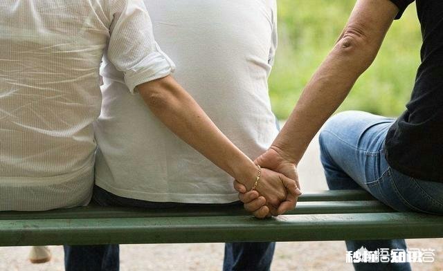 你撞见自己的另一半跟别的异性举止暧昧，会怎么办