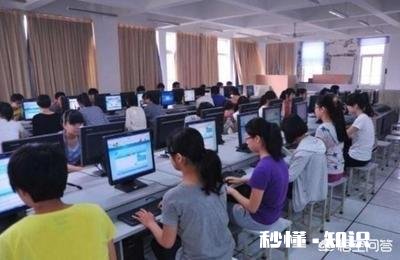 小时候上电脑课的时候为什么老师会要求穿鞋套