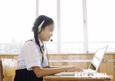 小时候上电脑课的时候为什么老师会要求穿鞋套