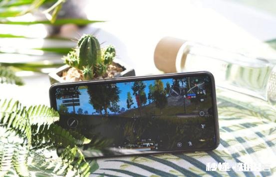 荣耀play和vivo z3，用哪个直播王者荣耀不卡顿