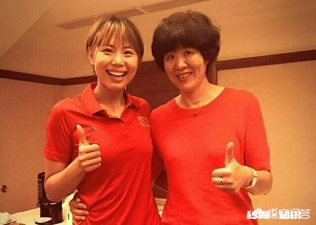 从技术特点上分析，郎导在女排总决赛带上三接应的战术意图是什么