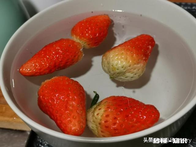 疫情期间，草莓等水果怎么消毒会携带冠状病毒吗