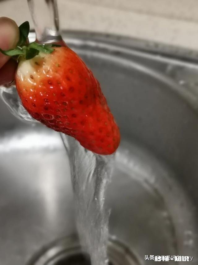 疫情期间，草莓等水果怎么消毒会携带冠状病毒吗