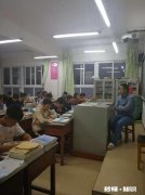 我是高中老师，五小时的晚自习在教室里坐着，没有学生问题，也可以用手机为什么还是觉得