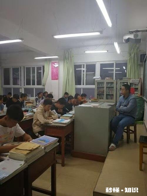 我是高中老师,五小时的晚自习在教室里坐着,没有学生问题,也可以用手机为什么还是觉得比在办公室坐着累