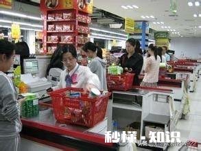 我把钱递到收银员手里，当我伸手去接收银员的找零时，她却将零钱放到台子上了，你怎么看