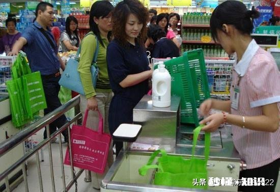 我把钱递到收银员手里，当我伸手去接收银员的找零时，她却将零钱放到台子上了，你怎么看