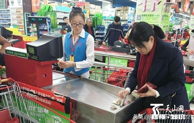 我把钱递到收银员手里，当我伸手去接收银员的找零时，她却将零钱放到台子上了，你怎么看