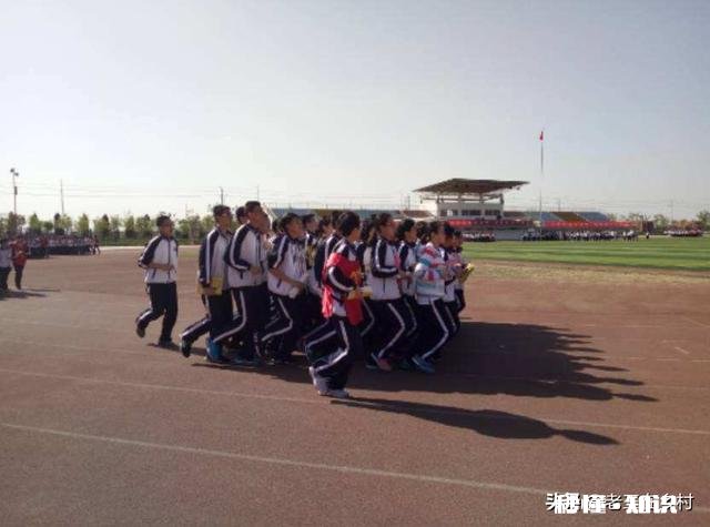 刚刚看到一篇贴子说学校规章制度问题,特别是跑操学习衡水贴紧,我就想问问,2020年衡水还贴紧跑操吗