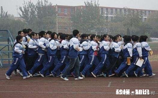 刚刚看到一篇贴子说学校规章制度问题,特别是跑操学习衡水贴紧,我就想问问,2020年衡水还贴紧跑操吗