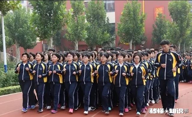 刚刚看到一篇贴子说学校规章制度问题,特别是跑操学习衡水贴紧,我就想问问,2020年衡水还贴紧跑操吗