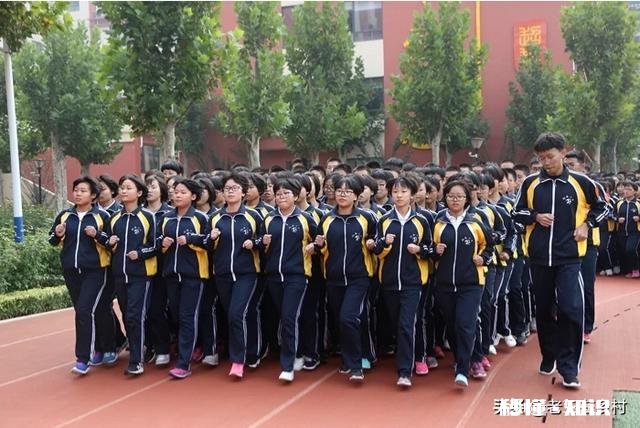 刚刚看到一篇贴子说学校规章制度问题,特别是跑操学习衡水贴紧,我就想问问,2020年衡水还贴紧跑操吗