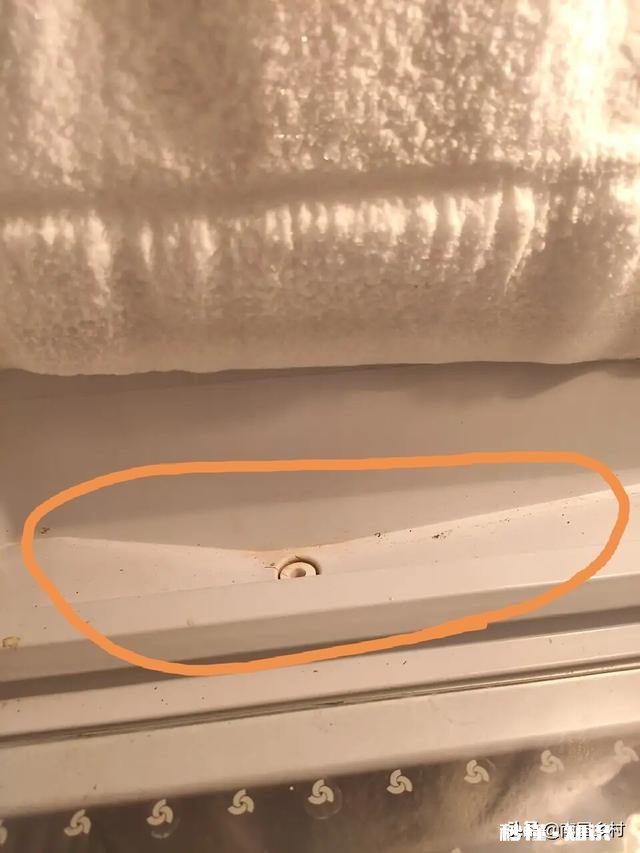 冰箱导水槽在哪里怎么找不到呢全是积水