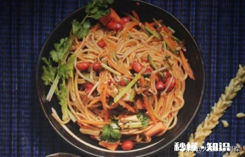 凉面怎么做才能变黄