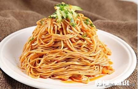 凉面怎么做才能变黄