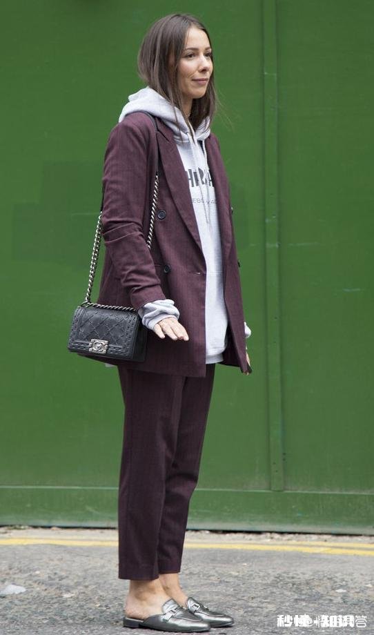 灰白色卫衣内搭怎样搭配呢