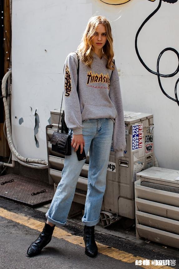 灰白色卫衣内搭怎样搭配呢