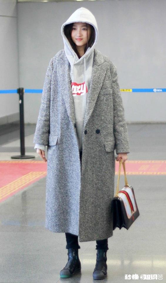 灰白色卫衣内搭怎样搭配呢