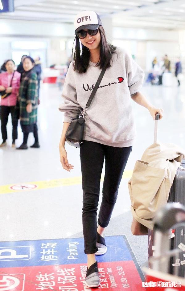 灰白色卫衣内搭怎样搭配呢