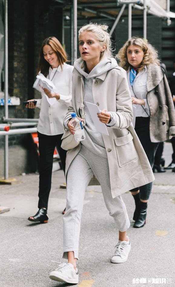 灰白色卫衣内搭怎样搭配呢