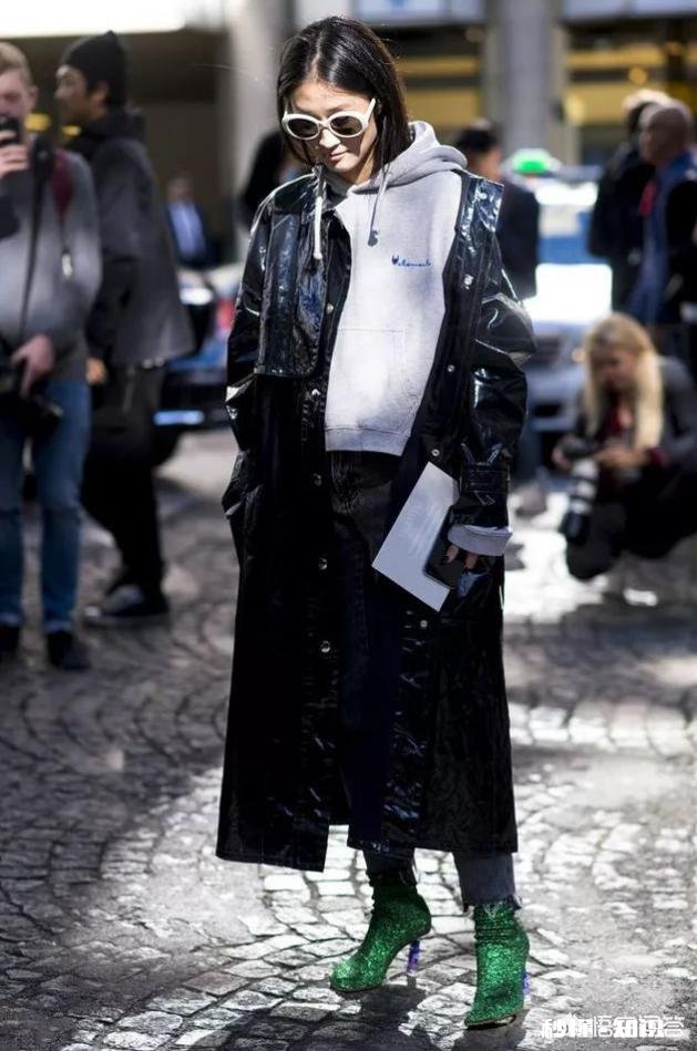 灰白色卫衣内搭怎样搭配呢